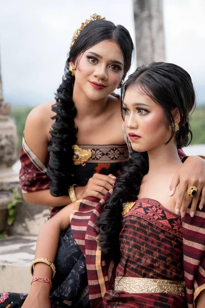 Young Balinese Girls Dressed Colorful Batik Sarong Water Palace Taman — Stockfoto
