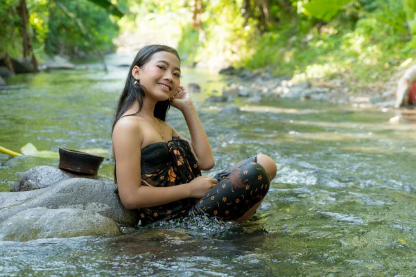 Beautiful Asia Girl Dark Hair Washing Clothes River — Stockfoto