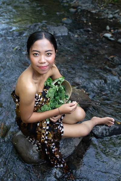 Portrait Beautiful Girl Bathing River Exotic Nature — Stockfoto