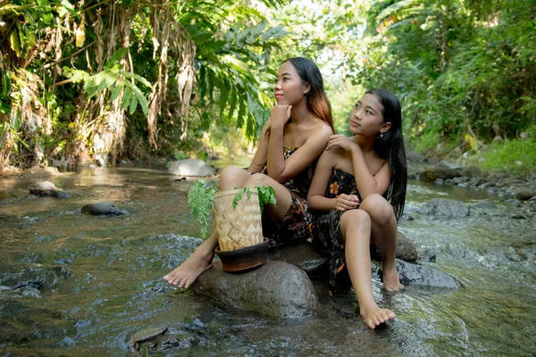 Two Laughing Beautiful Girls Bathing River Exotic Nature Rechtenvrije Stockfoto's