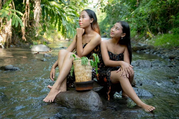 Beautiful Asia Girls Dark Hair Washing Clothes River Stockfoto