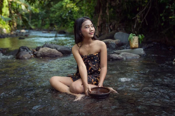 Portrait Young Girl River Exotic Nature Stockfoto