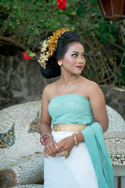 Vonzó Bali Lány Öltözött Pasztell Menta Kék Fehér Ruhák Egy — Stock Fotó