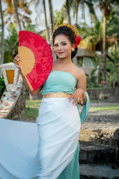 Attraktives Bali Mädchen Pastellfarbener Mintblauer Und Weißer Kleidung Und Roter — Stockfoto