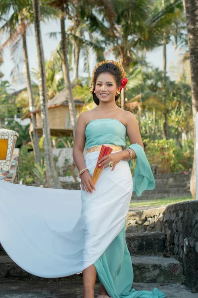 Vonzó Bali Lány Öltözött Pasztell Menta Kék Fehér Ruhák Egy — Stock Fotó