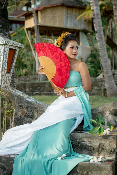 Aantrekkelijk Bali Meisje Gekleed Pastel Mint Blauwe Witte Kleding Een Rechtenvrije Stockafbeeldingen