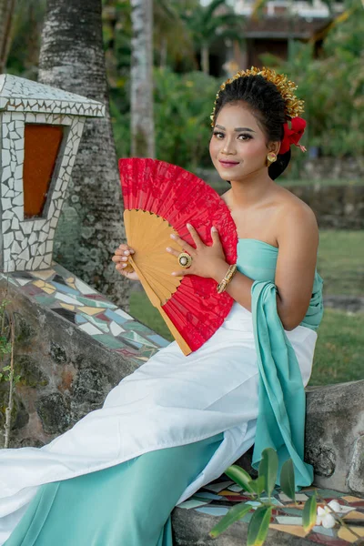 Aantrekkelijk Bali Meisje Gekleed Pastel Mint Blauwe Witte Kleding Een Stockfoto