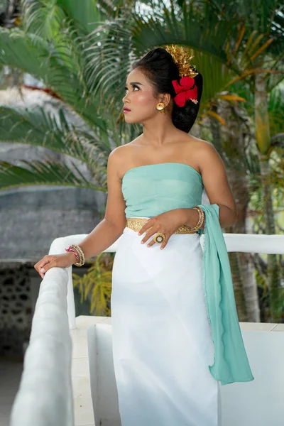 Aantrekkelijk Bali Meisje Gekleed Pastel Mint Blauwe Witte Kleding Een Stockfoto