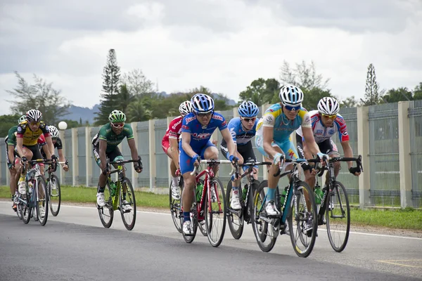 Pahang, Maleisië - 1 maart: de tweede pelaton van fietsers uit diverse teams fiets tijdens de 7e etappe van de ronde van langkawi van Maleisische naar kuantan op 1 maart 2012 in pahang, Maleisië. — Stockfoto