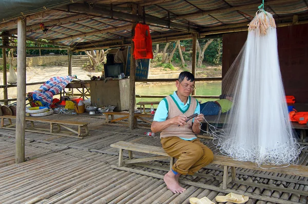 NANNING - 3 DE MAYO: La vida en un pueblo pesquero, los pescadores reparan la red — Foto de Stock