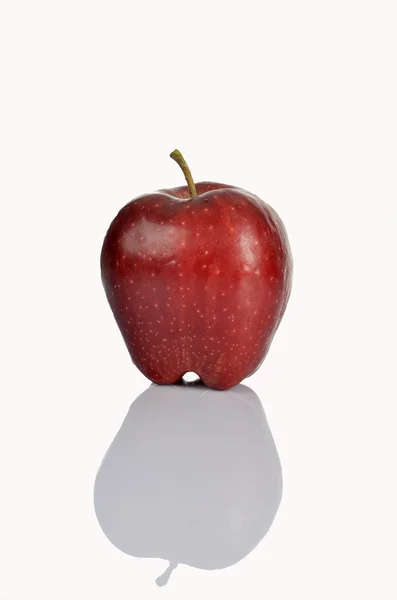 Φρέσκο κόκκινο μήλο σε λευκό φόντο — Φωτογραφία Αρχείου