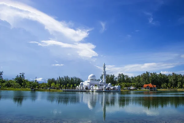 gün görünümünde yansıması ile Camii