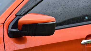 Ön cam yağmuru tabletlere sıçrıyor