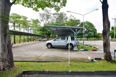 Rayong Tayland 09 Ağustos 2019 Kimliği belirsiz insanlar park halindeki arabada arabayı durdurur.