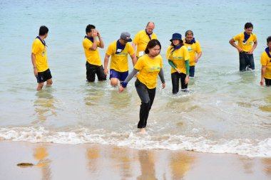 Chon Buri Tayland 1 Ağustos 2019 Japon şirketi çalışanlarını 2019 Plaj Ekibi Mükemmellik Ekibi çalışmalarına götürdü.