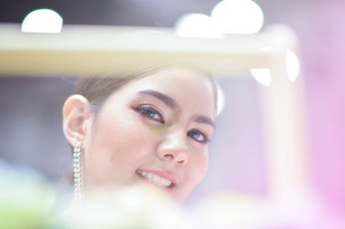 Bangkok Tayland 24 Ağustos 2019 Tanımlanamayan Güzel Bangkok Motor Fuarı 'nda satılık bir araba sunuyor.