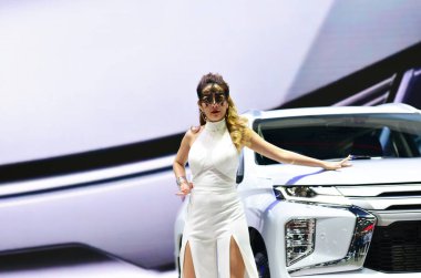 Bangkok Tayland 24 Ağustos 2019 Tanımlanamayan Güzel Bangkok Motor Fuarı 'nda satılık bir araba sunuyor.
