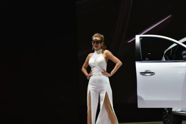 Bangkok Tayland 24 Ağustos 2019 Tanımlanamayan Güzel Bangkok Motor Fuarı 'nda satılık bir araba sunuyor.