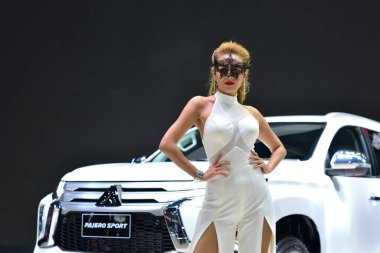 Bangkok Tayland 24 Ağustos 2019 Tanımlanamayan Güzel Bangkok Motor Fuarı 'nda satılık bir araba sunuyor.