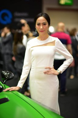 Bangkok Tayland 24 Ağustos 2019 Tanımlanamayan Güzel Bangkok Motor Fuarı 'nda satılık bir araba sunuyor.