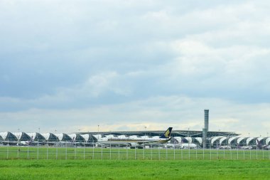 Ladkrabang Tayland 24 Ağustos 2019 Bulut Yolcu uçağı bulutların ve ağacın üzerinde mavi gökyüzünde uçuyor. Yolcu uçağı Suvarnabhumi Havaalanına iniyor.