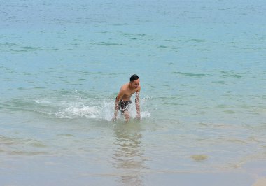 Chon Buri Tayland 1 Ağustos 2019 Japon şirketi çalışanlarını 2019 Plaj Ekibi Mükemmellik Ekibi çalışmalarına götürdü.