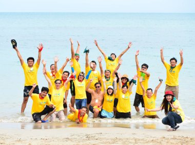 Chon Buri Tayland 1 Ağustos 2019 Japon şirketi çalışanlarını 2019 Plaj Ekibi Mükemmellik Ekibi çalışmalarına götürdü.