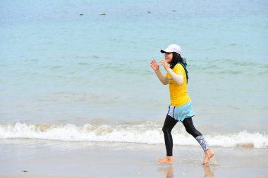 Chon Buri Tayland 1 Ağustos 2019 Japon şirketi çalışanlarını 2019 Plaj Ekibi Mükemmellik Ekibi çalışmalarına götürdü.