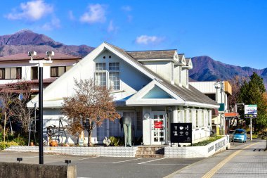 Yamanashi japan 23 Kasım 2018 Fuji Dağı bir trafik yolundan görünüyor.