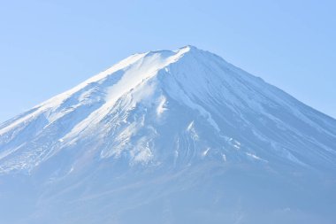 Fuji Dağı 'nın ilk gündoğumu sabah beyaz karla kaplıdır..