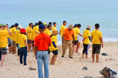 Chon Buri Tayland 1 Ağustos 2019 Japon şirketi çalışanlarını 2019 Plaj Ekibi Mükemmellik Ekibi çalışmalarına götürdü.