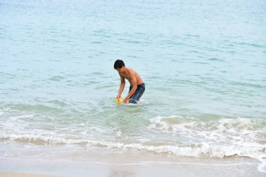 Chon Buri Tayland 1 Ağustos 2019 Japon şirketi çalışanlarını 2019 Plaj Ekibi Mükemmellik Ekibi çalışmalarına götürdü.