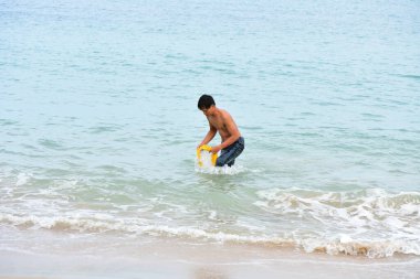 Chon Buri Tayland 1 Ağustos 2019 Japon şirketi çalışanlarını 2019 Plaj Ekibi Mükemmellik Ekibi çalışmalarına götürdü.
