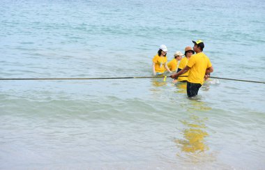Chon Buri Tayland 1 Ağustos 2019 Japon şirketi çalışanlarını 2019 Plaj Ekibi Mükemmellik Ekibi çalışmalarına götürdü.