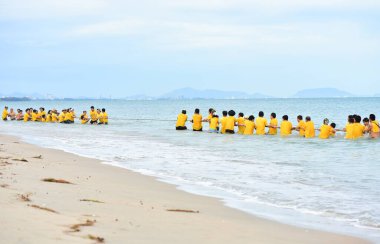 Chon Buri Tayland 1 Ağustos 2019 Japon şirketi çalışanlarını 2019 Plaj Ekibi Mükemmellik Ekibi çalışmalarına götürdü.
