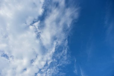 Arka plan için mavi gökyüzü ve beyaz bulutlar