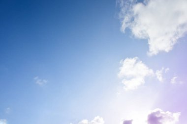 Pastel renkli gökyüzü ve bulut beyazı. Güzel öğleden sonra gökyüzü ve bulut beyazı