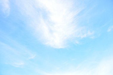 Arka plan için mavi gökyüzü ve beyaz bulutlar