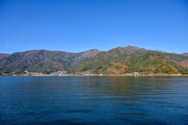 Yakisaki parkındaki Kawaguchiko gölünde sonbahar yaprakları. Fujisan dağı..