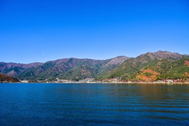 Yakisaki parkındaki Kawaguchiko gölünde sonbahar yaprakları. Fujisan dağı..