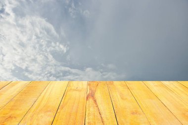 Arka plan için mavi gökyüzü ve beyaz bulutlar. yeşil çimen önplanı