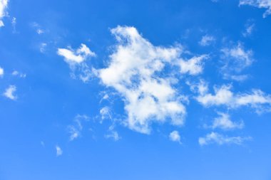 Mavi gökyüzü beyaz bulut mavi arkaplan