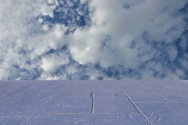 Mavi gökyüzü ve arka plan için küçük beyaz bulutlar