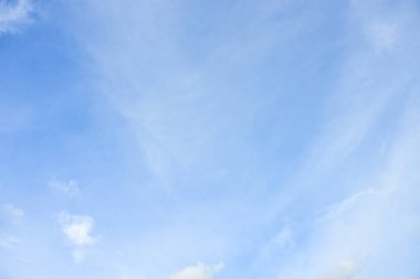 Mavi gökyüzü ve arka plan için küçük beyaz bulutlar