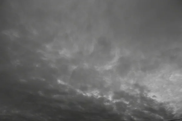 Schwarzer Himmel Und Weiße Wolken Als Hintergrund — Stockfoto