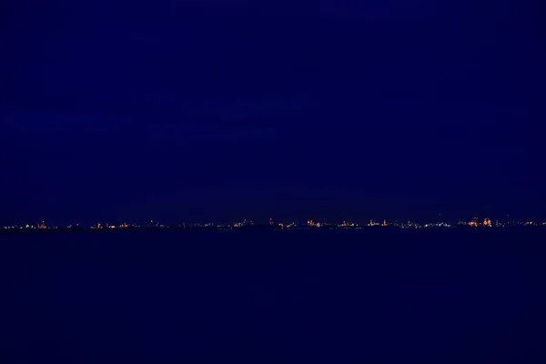 Beira Mar Praia Noturna Céu Azul Com Nuvem Noite Cidade — Fotografia de Stock