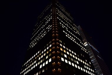 Tokyo, Japonya 21 Kasım 2018 Tanımlanamayan Görüntü Japon halkının Tokyo 'ya gece yolculuğu. Tokyo 'daki binalar.