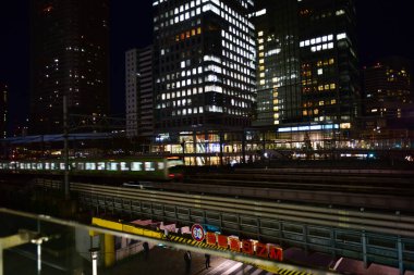 Tokyo, Japonya 21 Kasım 2018 Tanımlanamayan Görüntü Japon halkının Tokyo 'ya gece yolculuğu. Tokyo 'daki binalar.