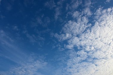 Arka plan için mavi gökyüzü ve beyaz bulutlar