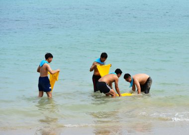 Chon Buri Tayland 1 Ağustos 2019 Japon şirketi çalışanlarını 2019 Plaj Ekibi Mükemmellik Ekibi çalışmalarına götürdü.